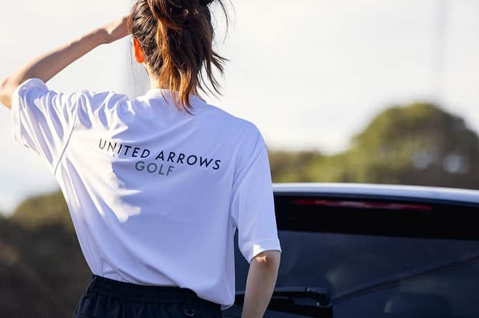 坪井保菜美のインスタグラム：「⛳️UNITED ARROWS GOLF ゴルフウェアがかわいすぎる😍🙌🏻 このままのスタイルでどこにでも行けるし、ラフなのにお洒落な感じがらぶ🫶🏻 しかも好きなベージュ✨メンズ服を着る事が好きな私やけども、この上下はウィメンズ😏 ラインが綺麗でゆったりサイズっていいよねぇ❗️ パンツはめちゃくちゃ人気なんだって🤭  @shegolfjp & @unitedarrows_golf で詳しく書かれてるから見てみてね👀💡  一緒に撮影した美沙ちゃんはスノーボードの選手🏂 she golfコンペでも一緒にまわったよ⛳️💕 アスリート組での撮影楽しかったね🤎  #shegolf #unitedarrows  #unitedarrowsgolf #golf」