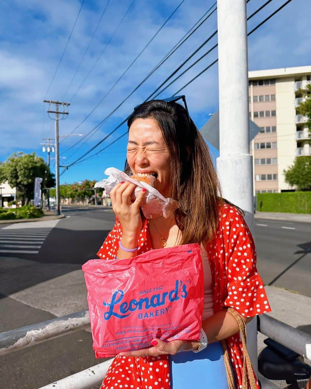 野沢和香のインスタグラム：「ガブーっ🍩 顔がむくんでドーナツみたいになってますが、急に思いたってハワイ健忘録  美味しかったもの🌴記録に残させてくださいね😀📝  ①同じみレナーズのマラサダ😆 ②空港着いて一目散に食べに行ったのは🐕朝日グリルのオックステールスープ🍲やっぱこれだー😆 ③Island vintageのスパイシーポキ　玄米の炊きかげんと、入ってる海藻みたいなのが絶妙で他にはないポキbowl🤤 ④ Legend Seafood Restaurant の飲茶とサンラータン ⑤Morning glassのエッグマフィンとラテ ⑥ハレベトナムのインペリアルロール💛  あーーまた食べたい💛  p.s 東京で美味しいマラサダ食べれるとこ知っている方いたら教えてくださーい😀♪」