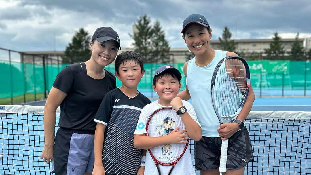 杉山愛のインスタグラム：「先週と今週は悠にとって最高の時間🎾 レジェンド達とテニスしてもらい😆これ以上ないテニス時間を過ごさせてもらってます✨  伊達さん、くるみちゃん、さおちん、貴男ありがとう😊  #夏休みの過ごし方  #テニス三昧 #テニス #テニス女子  #テニス男子 #贅沢な時間 #ありがとう #8yearsold  #8yearsoldboy  #北海道 #北海道滞在 #平岸庭球場  #国際大会 #女子テニス #明日準々決勝」