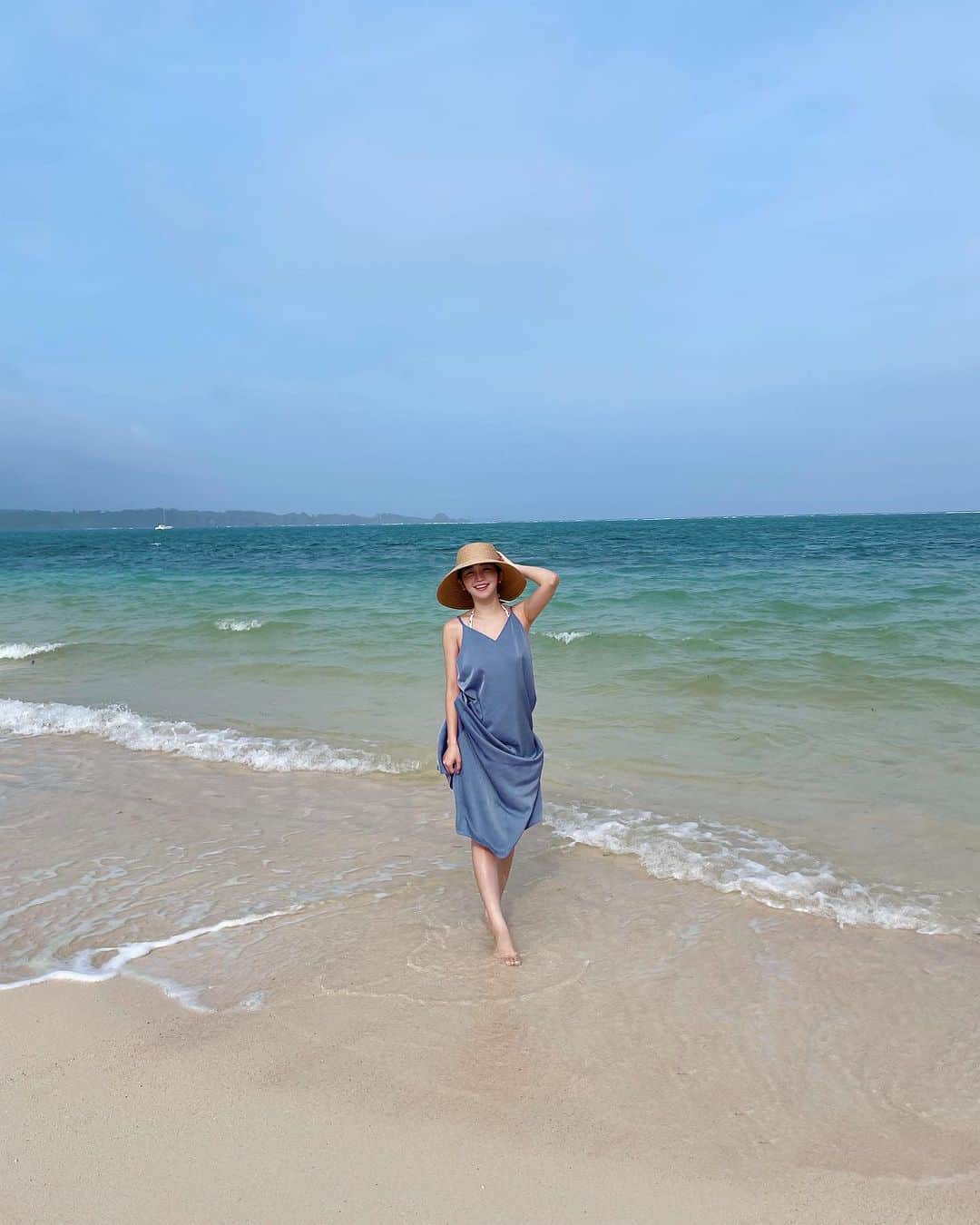 藤田かんなのインスタグラム：「🏝️  後半は良いお天気になって良かった…😭✨  今回は都市部を楽しんだので、 こんどは宮古島など島に行きたいなと思いました🥹💓  ちなみに世界水泳の影響で 泳ぎたい欲が爆発したのでゴーグルをつけてビキニでずっと泳いでました😂笑  #沖縄 #海水浴」