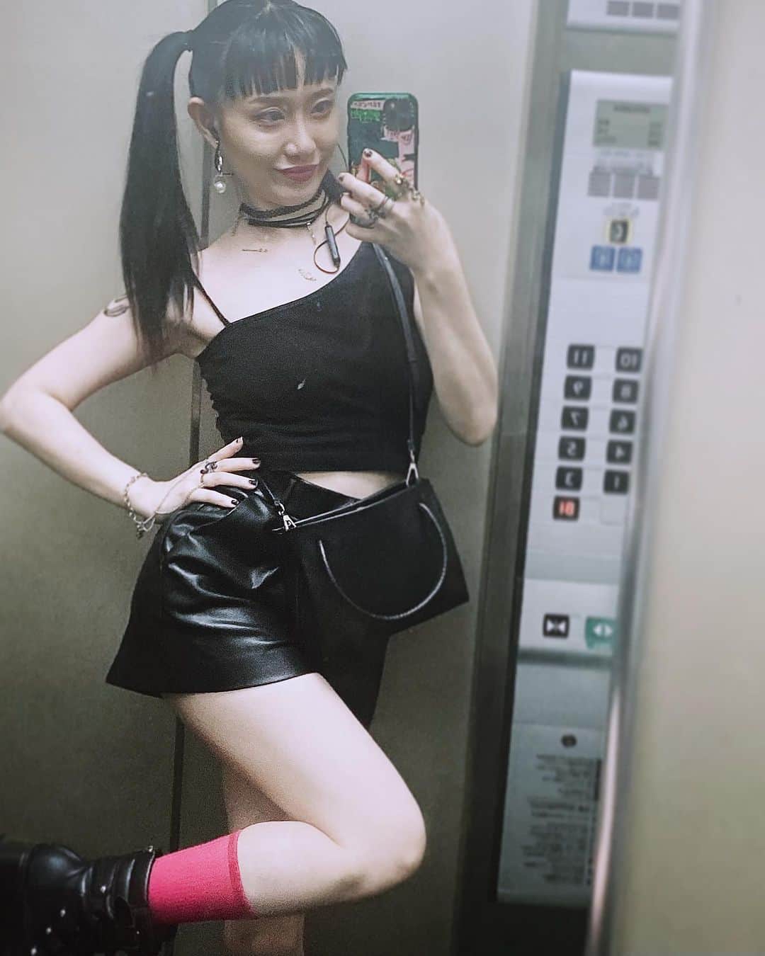 濱田茉奈のインスタグラム：「._ #outfit #ootd ポイントはピンクの靴下でする！　@shein_japan #shein にて10色くらい入ってて1000円くらいだった神(多分それくらい 2枚目とかだとわかりやすいかな チョーカーを2個付した！ かわゆすぴー！こちらも　@shein_japan 4こ？5こ？くらい入ってて400円くらいだった、つまり神。#sheinコーデ #shein購入品  あ、Topsも @shein_japan  Bagとパンツは　@zara  靴も　@shein_japan  タトゥーシールも　@shein_japan   好きすぎやろぉ！！  てか私は本当恵まれてるなぁと思いました。 皆周り優しくて、しっかり私のために言ってくれることははっきし言ってくれて、そうゆう友達ってなかなかおらんと思うの。 でも言ってくれる友人が友人少ないけどそれでもちゃんと皆言ってくれて。 心配してくれる友人がいてくれて。 あぁ私は恵まれてるなと。 本当に嬉しくおもいました。まる」