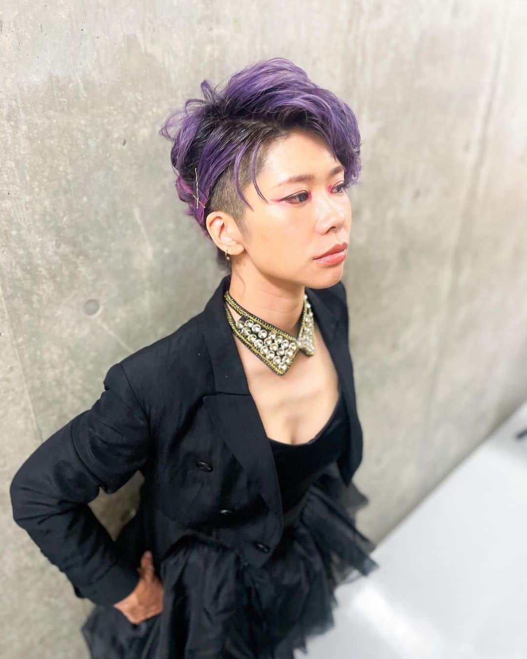 ichigoのインスタグラム：「ダンマク祭の時のスタイリング☻  オールブラックコーデだったのでキラキラのつけ襟をアクセントにしたよ。  目元にピンク🩷いれたい！ってまりちゃんに相談したら、めちゃくちゃいい色のピンク持ってきてくれた〜テレパシーかなってくらい想いが伝わるんよ〜  今回まりちゃんがヘアメイクの解説シート作ってくれたからスワイプしてね！！ 面白い〜🩷  hair make @hairmakechelsea  styling @ichiringo   ライブの〆はラーメン！！！！！」