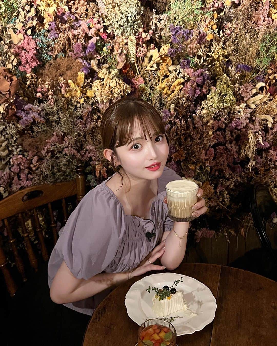横山紗弓のインスタグラム：「おとぎの国のお屋敷ような アンティーク調のカフェを取材🥀 ここの系列は間違いなくアタリ‼︎ コンセプトに心打たれます。 スイーツも驚きありで美味しくってすごく素敵。 #福岡 #福岡観光 #福岡旅行 #福岡カフェ #福岡グルメ #韓国カフェ #博多カフェ #博多グルメ #kitto」