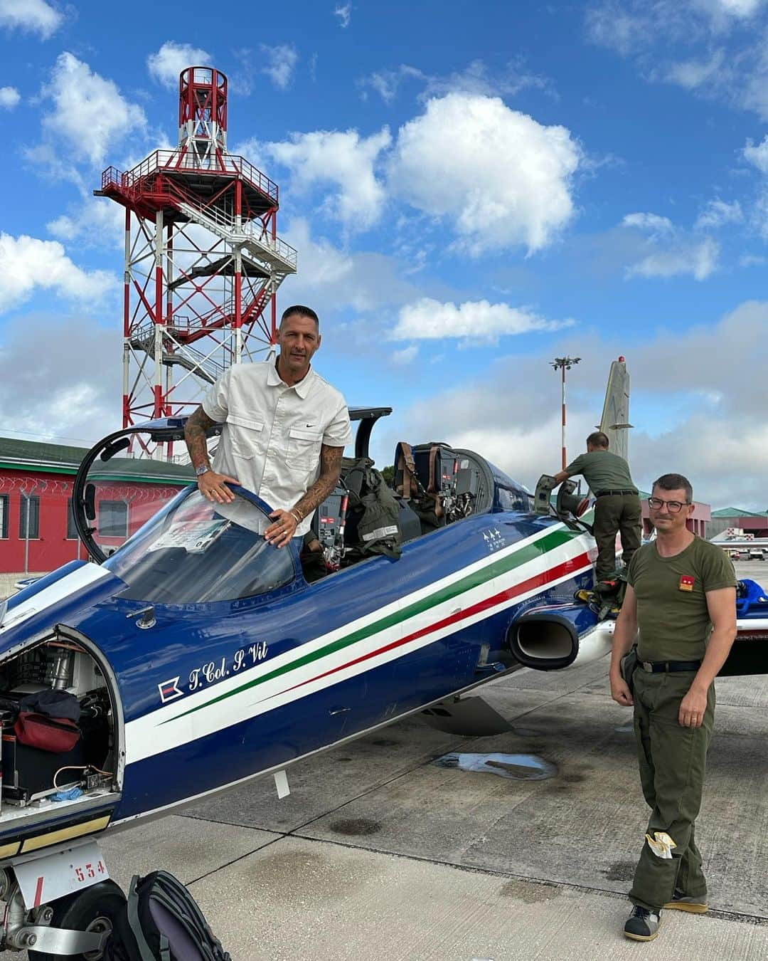 マルコ・マテラッツィのインスタグラム：「Le @freccetricoloriofficialpage a Perugia ✈️   #mm23 #perugia #freccetricolori」