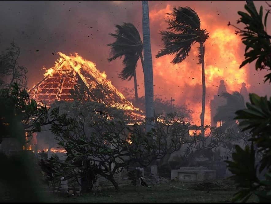 サラ・ウェイン・キャリーズのインスタグラム：「my beloved home state on fire.  @mauirapidresponse is working to organize kokua (help). if you’re looking to get involved, check them out - and mahalo.  hearts are breaking all over the ‘aina. #mauifire #lahaina #mutualaid」