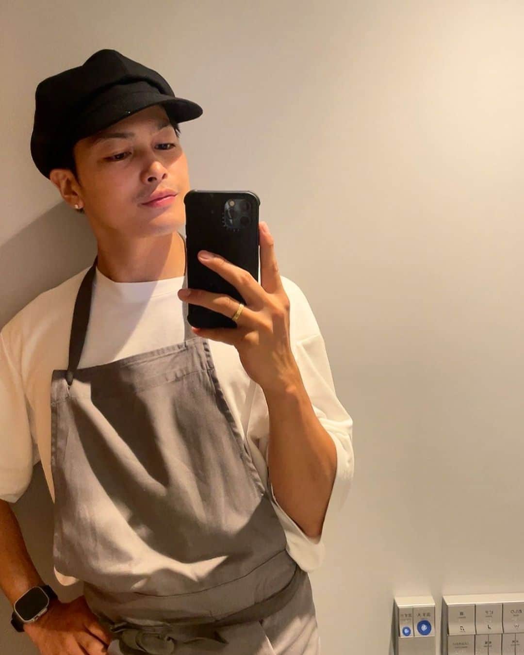 舘野将平さんのインスタグラム写真 - (舘野将平Instagram)「明日からお盆休みですね🎐 台風は心配ですが、 素敵な時間を過ごそうね✨  #LVなやつ #お盆休み #サンダル#肉#love#ootd #cafe#エプロン男子 #2023810」8月10日 22時49分 - shohei_tateno_921