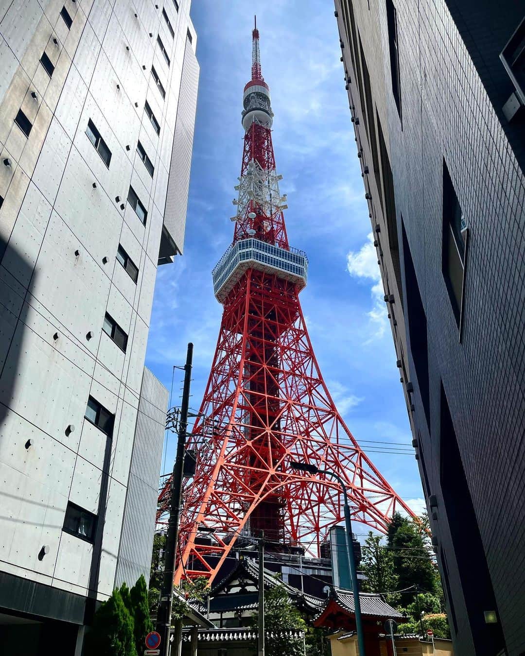 舘野将平さんのインスタグラム写真 - (舘野将平Instagram)「明日からお盆休みですね🎐 台風は心配ですが、 素敵な時間を過ごそうね✨  #LVなやつ #お盆休み #サンダル#肉#love#ootd #cafe#エプロン男子 #2023810」8月10日 22時49分 - shohei_tateno_921