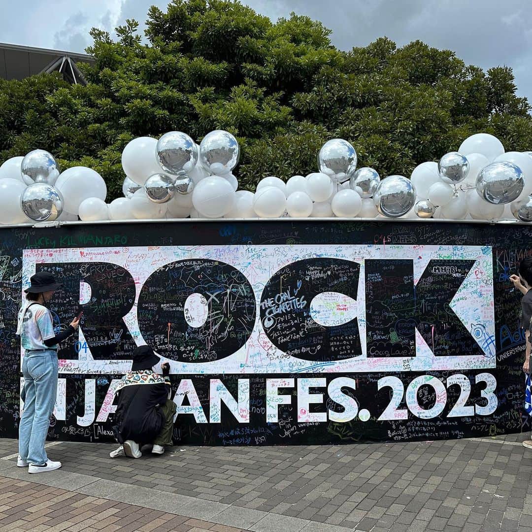 あまつ様さんのインスタグラム写真 - (あまつ様Instagram)「🌈 ⁡ ⁡ 人生初のフェス‼️‼️‼️‼️ ⁡ ⁡ ROCK IN JAPAN FES行ってきたよーー❤️‍🔥❤️‍🔥 ⁡ ⁡ 楽しすぎたしはしゃぎすぎた🥳🥳🥳 ⁡ ⁡ 何度か土砂降りになって びっしょびしょになったけど野外フェスの良さ噛み締めた✨笑 ⁡ ⁡ 雨上がりに虹出てたよ🌈 ⁡ ⁡ #あまつまりな #あまつ様 #私服」8月10日 22時42分 - r_ap82_