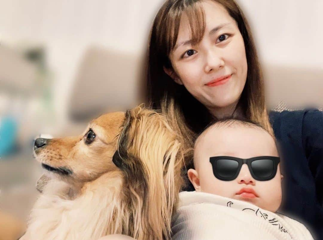 松田実里のインスタグラム：「⁡ 🐕👶🐕👶 我が家には現在、言葉の通じない生き物が2人。 ⁡ 一緒に生活していると、 多少気の合わない人がいたとしても言葉が通じるだけいいじゃないと思う。 ⁡ 2人と話せたらなー いずれ1人は話せるのだけど、、、笑 ⁡ #赤ちゃん #ベビー #baby #犬 #ペット #犬のいる暮らし #癒しの時間 #赤ちゃんのいる暮らし #赤ちゃんのいる生活 #photogram #photography #ママ #mamalife  #mylife #lifestyle #instagood #mylife #love mylife #love」