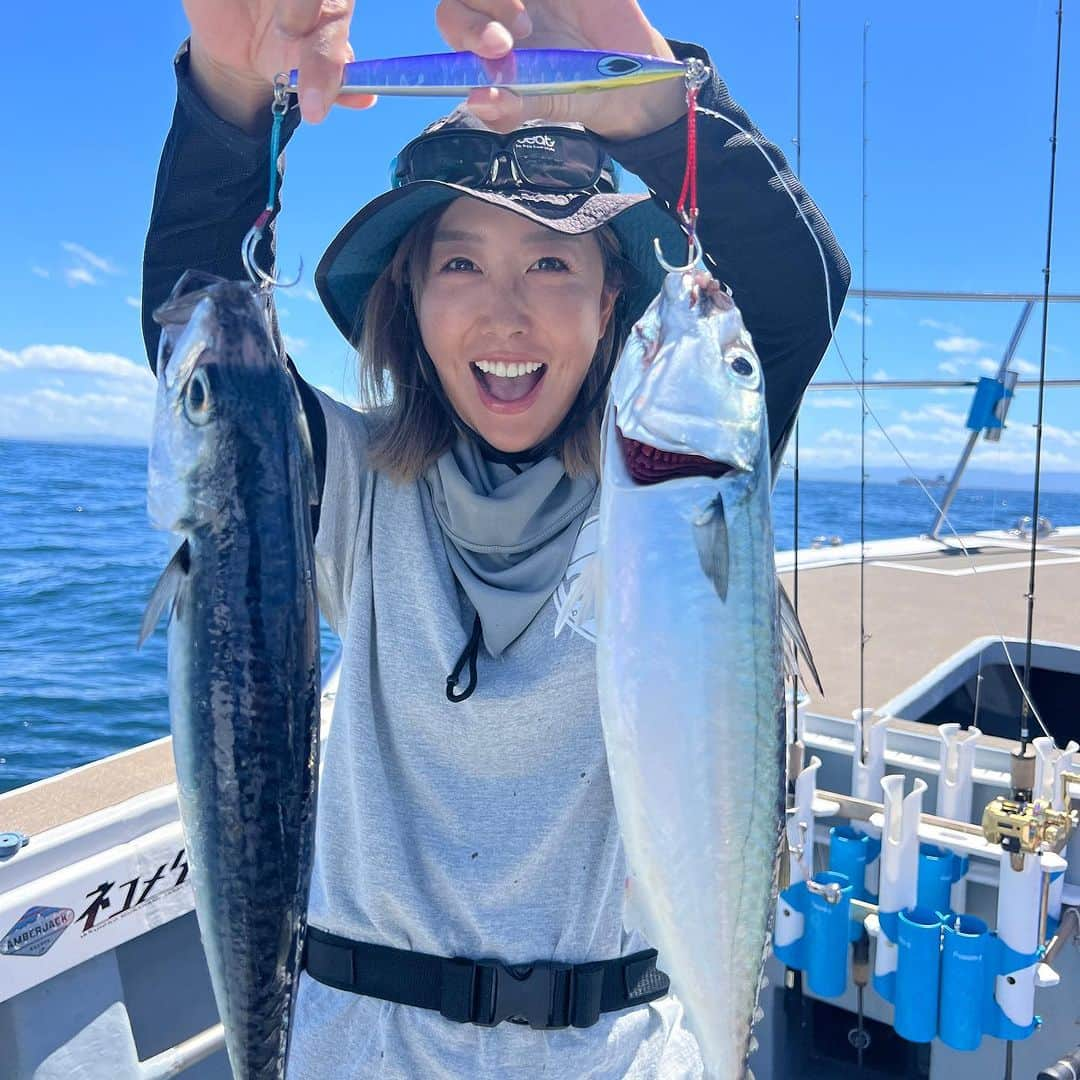 蒼井さやさんのインスタグラム写真 - (蒼井さやInstagram)「今日も今日とて海上調査へ😁 昨日と同じく忠岡港からK'sさんにお世話になり、青物ジギング→サバ＆アジ天国→タチウオジギングを楽しみました☺️ ・ ・ ・ 海の状況は1日変わればガラッと変わる🌊✨️ だから海釣りはやめられないんだな😁✨️ 中でもサワラとギガアジは脂がノリノリで美味しそうでめちゃ嬉しかった😍 ・ ・ ・ 【SAYA's TACKLE】 ●青物・サバ・アジ ロッド▶︎beat PROPAGTE Type_S 2 リール▶︎SHIMANO OCEAJIGGER 2000NRHG ライン▶︎VARIVAS AVANI Jigging 10×10MAXPOWER PE1.5号 リーダー▶︎VARIVAS フロロショックリーダー 40lb ジグ▶︎beat Kai SL 160g/200g フック▶︎がまかつ アシストフック TRIALIMIT シングル ショート 4/0  ●タチウオ ロッド▶︎beat PROPAGTE BLX_1 リール▶︎SHIMANO OCEA CONQUEST CT300HG ライン▶︎ VARIVAS  AVANI Jigging 10×10MAXPOWER PE0.8号 リーダー▶︎VARIVAS フロロカーボン 16lb + 40lb(30cmくらい) ジグ▶︎beat DIFFUSE_R 130g フック▶︎beat タロンフック S  ●SLJ ロッド▶︎beat GOOSE GTS_6 リール▶︎SHIMANO STELLA C3000MHG ライン▶︎VARIVAS プロトタイプ 0.6号 リーダー▶︎VARIVAS フロロカーボン 16lb ジグ▶︎beat ベビージグレイ 45g フック▶︎VARIVAS リトルモンスター 2/0 ・ ・ ・  【遊漁船K's】 大阪府泉北郡忠岡町新浜1-8-11（忠岡漁港内）  090-8375-5454  https://www.ks-osaka.jp/access/  ・ ・ ・  #釣り #釣りガール #Fishing #fishinglife  #Fishinggirl #ジギング  #Jigging  #タチウオジギング  #beat #varivas  #K's」8月10日 22時44分 - saya.aoi