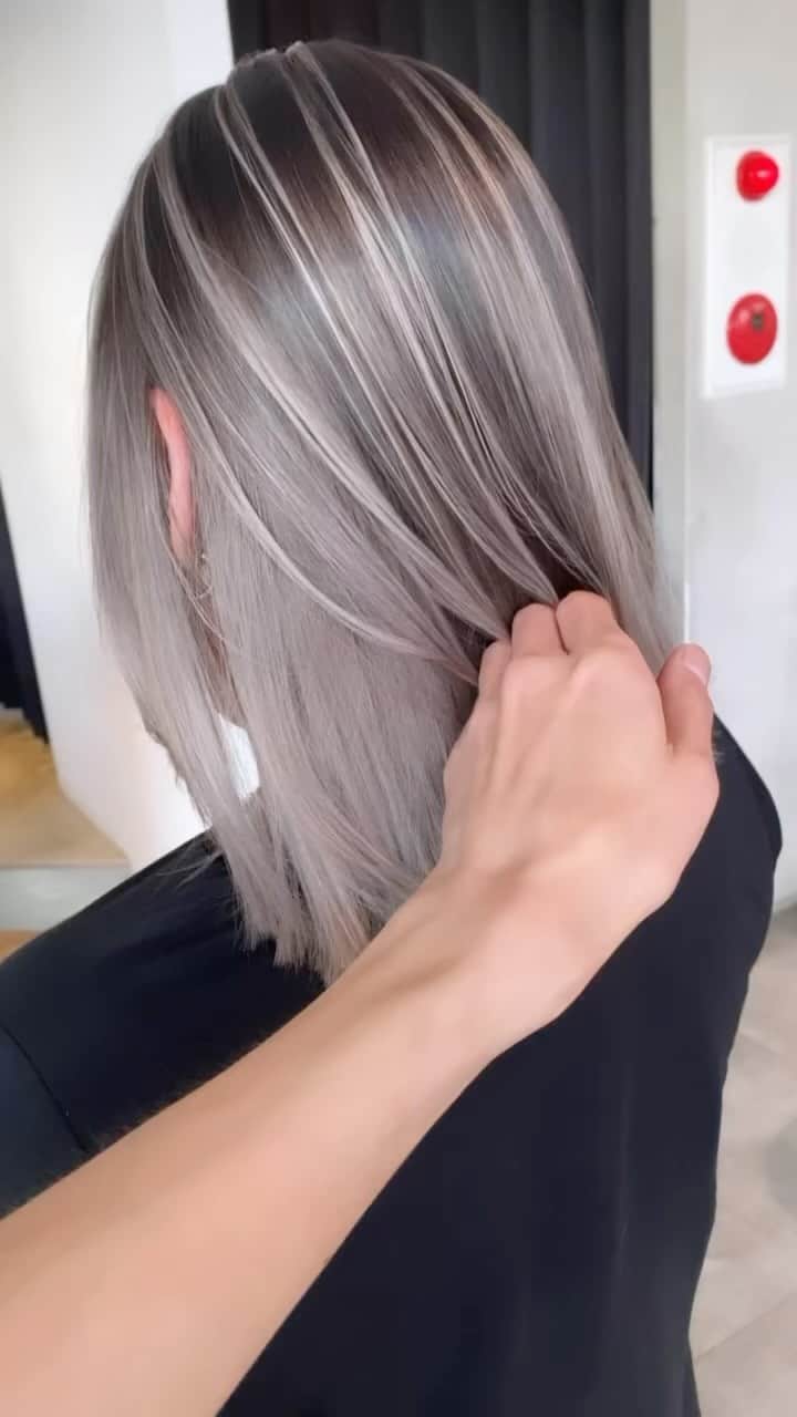 MORIZO カラースペシャリストのインスタグラム：「balayage.. 地毛を活かしたライン感のあるデザイン 肩につくくらいのロブとの相性も良いですよ☺︎」