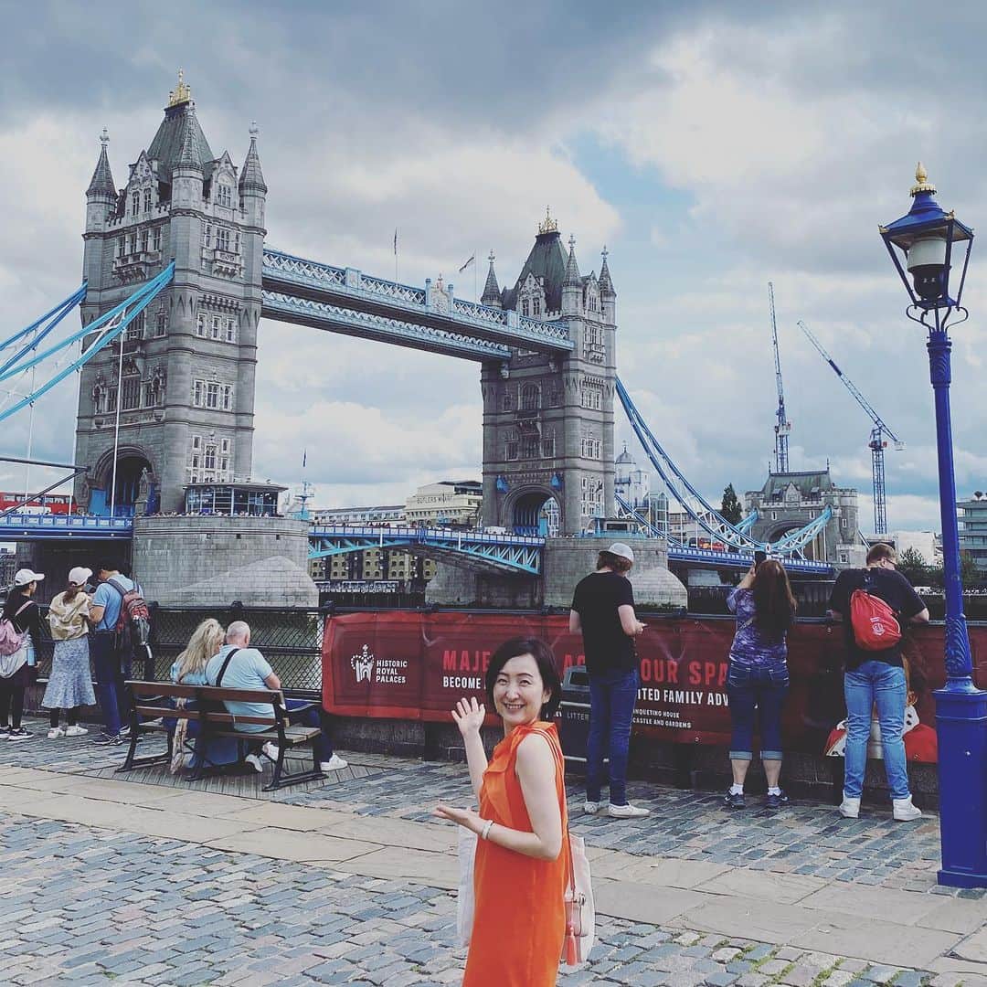 田添菜穂子さんのインスタグラム写真 - (田添菜穂子Instagram)「The Tower of London!! Saw the changing of the guard ceremony and brilliant Crown Jewels!!   ロンドン塔にて衛兵交代。先日の戴冠式で使われた王冠たちも大学時代以来、久しぶりに見ました！！ 世界最大のダイヤ・カリナンのレプリカがあって触ったけど、おそろしく巨大！！  #changingoftheguards #toweroflondon #thetowerbridge #whitetower #worldheritage  #世界遺産 #ロンドン塔 #タワーブリッジ #王冠 #戴冠式 #カリナン」8月10日 22時52分 - nahokotazoe