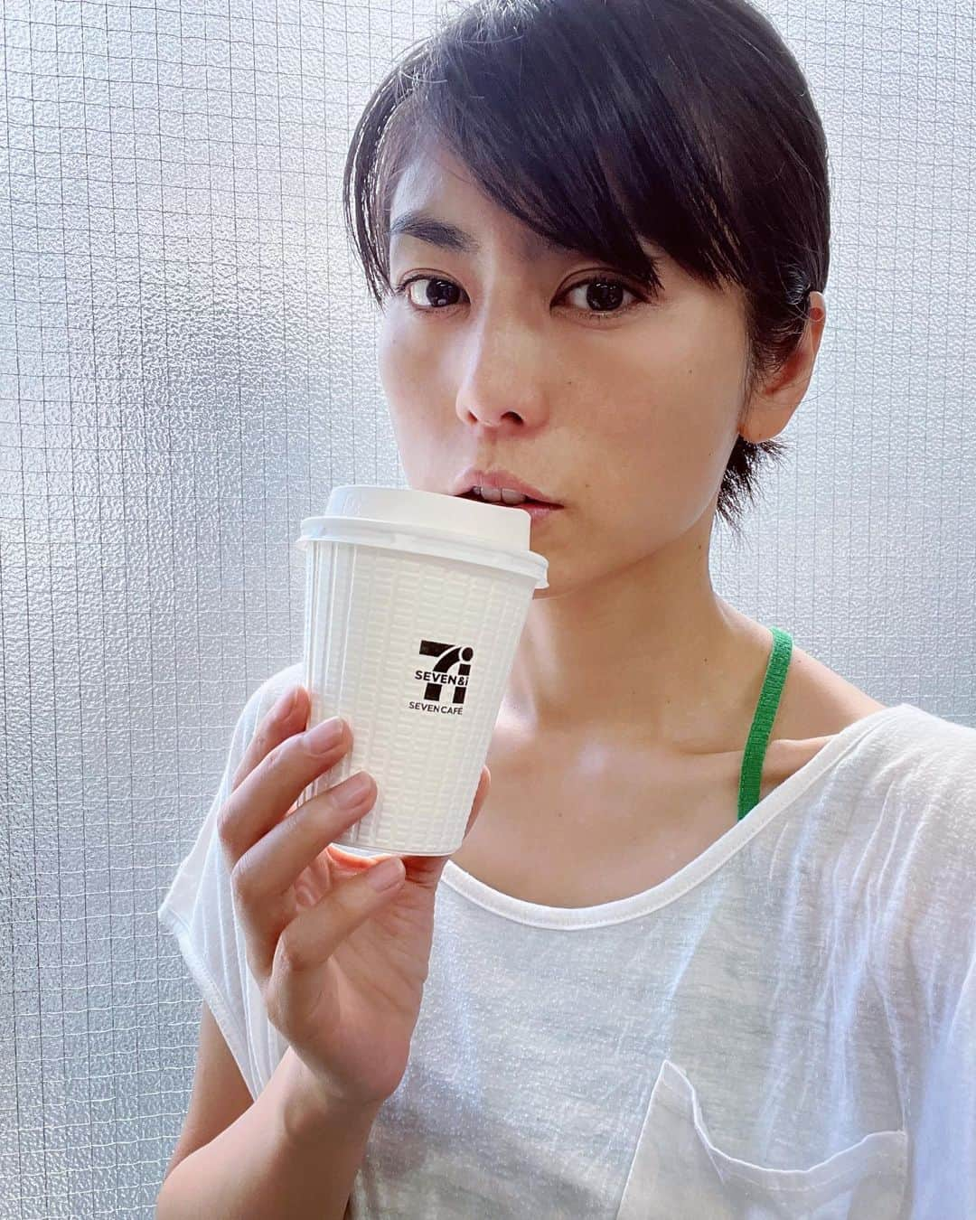 芳野友美さんのインスタグラム写真 - (芳野友美Instagram)「私はよくコンビニの#セブンカフェ を利用するんだけど、マシンにカップをセットするとかなりの確率で「正しく置きなおしてください」的なエラーが出ます・・・ 本来ならカップをセットしたら自動で「ホットコーヒーレギュラー」とか認識してくれるはずなのに。 　 勿論乱暴に置いたり適当に置いたりしてないし、何ならむしろ丁寧に真ん中に合わせて置いてる方なんだけど。 　 で、そうなるともうマシンと私の#押し問答 （笑） 数回同じことを繰り返し、最終的には一覧表示された上で、自分で選択することで決着がつくことに。 　 何が悪いのか全く分からない！！ 相性悪いのかな・・・😅 これって私だけ？みんなそうなの？？？ 　 因みに今日もしっかりエラーでした👍」8月10日 22時52分 - yumi_yoshino_1980