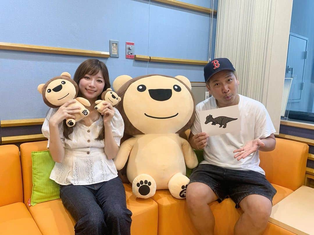 竹村美緒のインスタグラム：「. .  3年B組金山先生のコーナーで熱く恐竜愛を語っていたのは、インストゥメンタルユニットDEPAPEPEの三浦拓也さん🎸　  MOCAさんをイメージした恐竜のイラストまで描いてくださいました。 うますぎ！  兄の影響で恐竜映画は子供の頃から大好きで、ジュラシックシリーズの映画は全シリーズ何度も観てるけど、 CGどんどん進化していてもやっぱり初期のジュラシック・パークかロスト・ワールドが1番好きです。  久々にUSJ行きたい🦕🦖 あのチキン食べたり、わーきゃーしたい！」