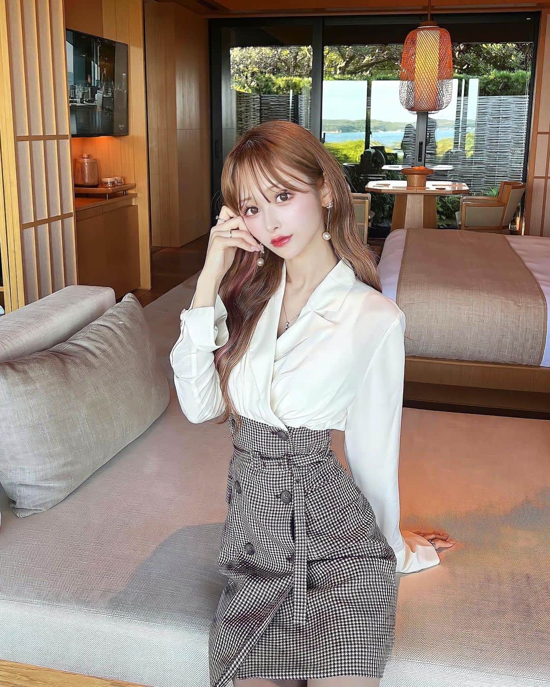 のインスタグラム：「部屋の広さが全く伝わらなくなっちゃった写真😂  行きたかったアマネムに行ってきました♡ @amanemu_resort   正確にはホテルに行きたいってよりは伊勢神宮に行きたくて、たまたま同じ三重県だったからアマネムにしたけど場所ちゃんと見てなくて遠くて大変だった🥹🥹笑  でも素敵なところで温泉きもちよかった♨️  ウエスト絞れるし上下別に見えて実はワンピなの @eimyistoire_official の♡ おすすめ♡」