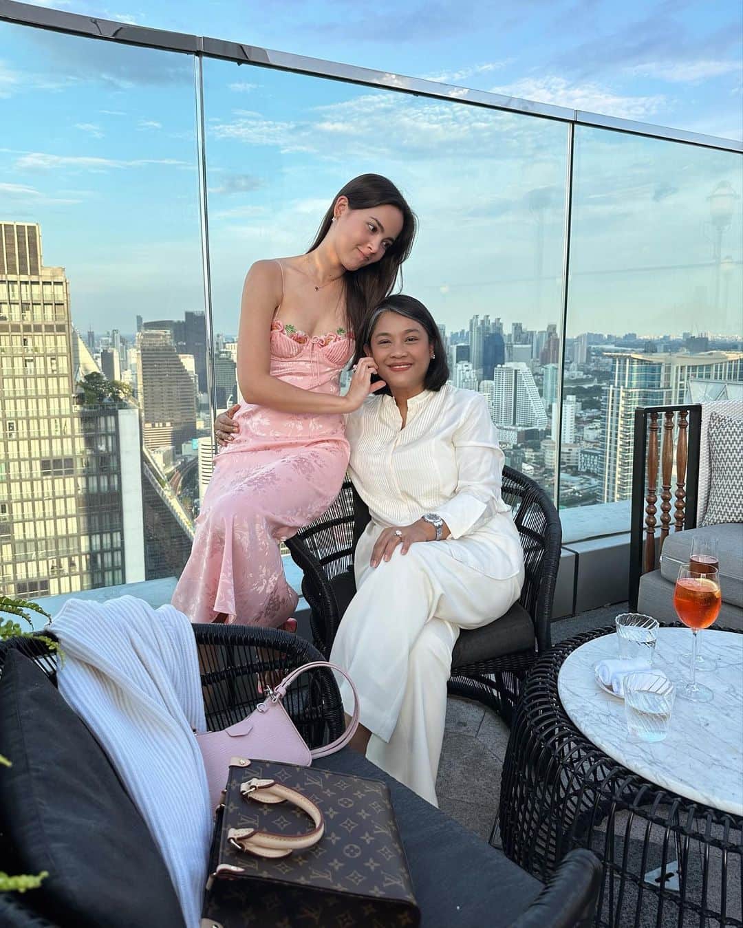 ウッラサヤー・セパーバンのインスタグラム：「Wuv woo mostest 🫶🏼 happy birthday mummyyyyyy 👸🏻」
