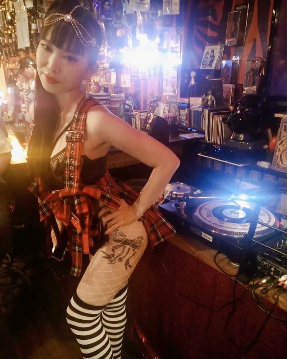 RINGOのインスタグラム：「showの衣装とは別の 客席にいるときの服🎀  show以外の時間も その場所を彩れる踊り子でありたい✨ (てゆーて飲みすぎる🤪🥂)  #衣装 #costume #踊り子 #burlesque #バーレスク #burlesquedancer #バーレスクダンサー #dance #dancer #japanese  #japan  #japanesegirl  #instajapan  #instatokyo  #instakyoto #photograph」