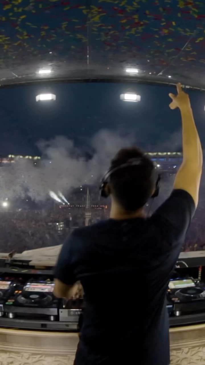 アフロジャックのインスタグラム：「going hard at @tomorrowland 🤯🤯🤯」