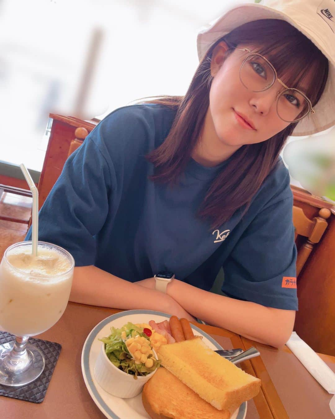 熊林保奈美のインスタグラム：「* . 寝起き5分でモーニング🍞 …いや、ブランチ笑 バナナジュースにハマっている最近の私です🍌  夏休み真っ最中の方も これからお盆休みの方も いらっしゃると思いますが 私の夏休みは今日で終わり〜 明日からまたお仕事頑張ります✌🏻 . . * #喫茶店ブランチ #夏休み終了のお知らせ  #DITA #ディータ #SCHEMATWO #メガネ女子 #モデル #撮影会モデル #ポートレートモデル #リク撮 #model #サロンモデル #イベントコンパニオン #熊林保奈美 #道産子  #Japanesegirl #instalike #맞팔 #me #followme #keboz #kebozer」