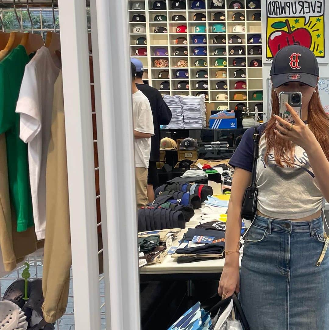 サキのインスタグラム：「どうやったらこんな顔(2枚目参照)になるか分からんけどこの　@zara スカート気に入りすぎてこの夏何回履いてるんってぐらい着てる❤️‍🩹 韓国で1500円ぐらいで買ったこのチビティも意外と可愛い😍  最後の写真🤳この日のお昼やねんけどプロテインにサラダチキンゆで卵って明らかに鍛えてなおかしい人の昼ごはんやねんなあ でも筋トレしてるところなんか見た事ないし2人ともブヨブヨやねんなあー悲しいなあー😄  今日も疲れたなあ〜みんなもお疲れ様〜👏」