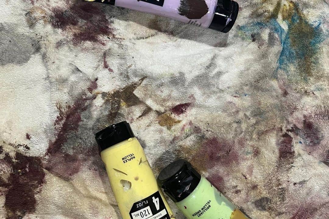 ヒョンミン のインスタグラム：「하려고 하면 아무리 해도 안되는 것이 진짜 별 것 아닌 것에서 나타날 때가 있다. 아무 의미가 없던 것도 누군가 관심을 가질 때, 내 의식과 맞닿을 때 의미가 생긴다. 수건에 물감 묻은 붓 닦은 얼룩 진 색들은 전혀 의도하지 않았지만 의도해서는 나올 수 없는 자연스러움이 있다. 내 작업에 수건이 재료로 자주 쓰이는 이유이기도 하다.」
