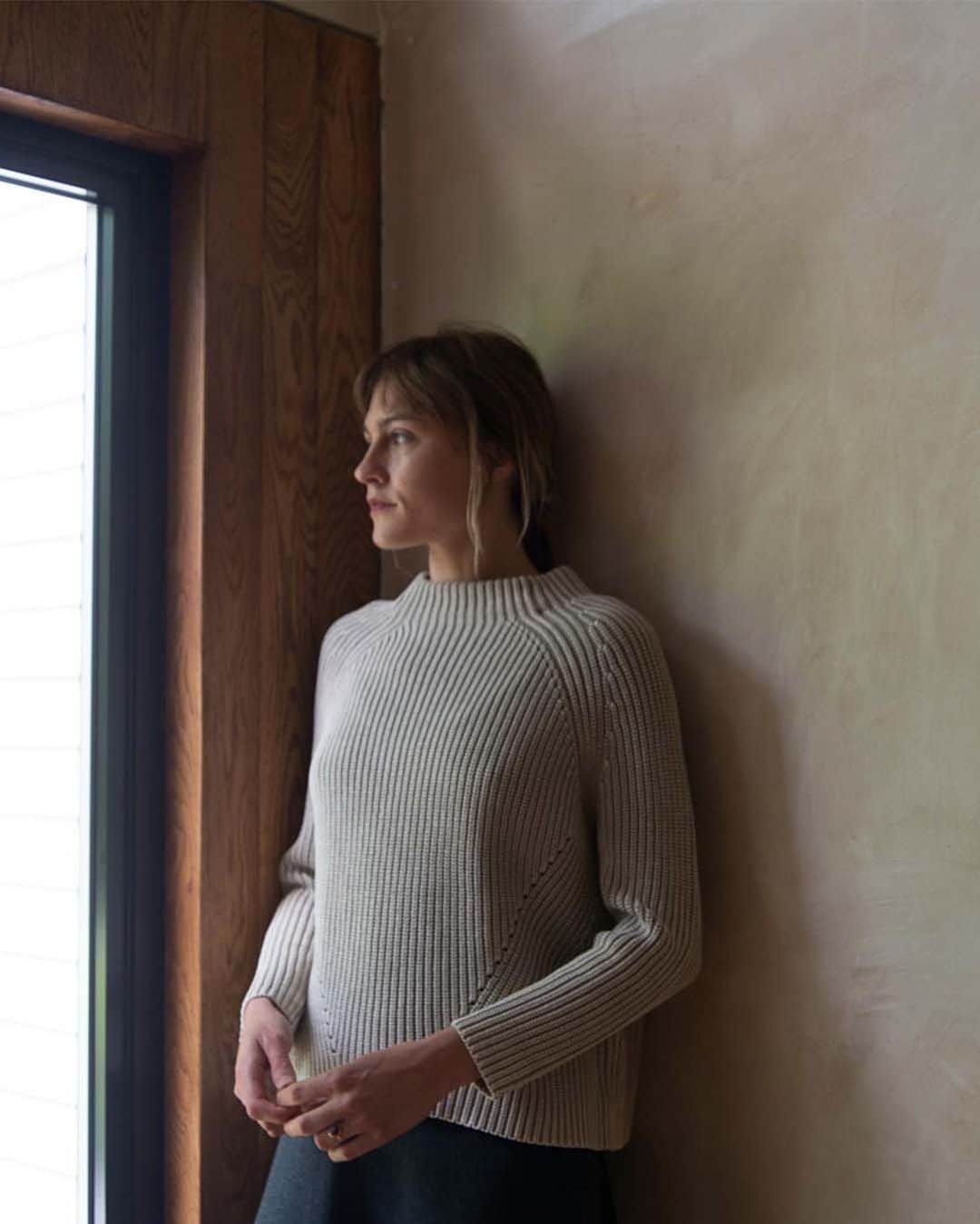 デミリーのインスタグラム：「Daphne in Sand, a DEMYLEE classic in washed cotton.」
