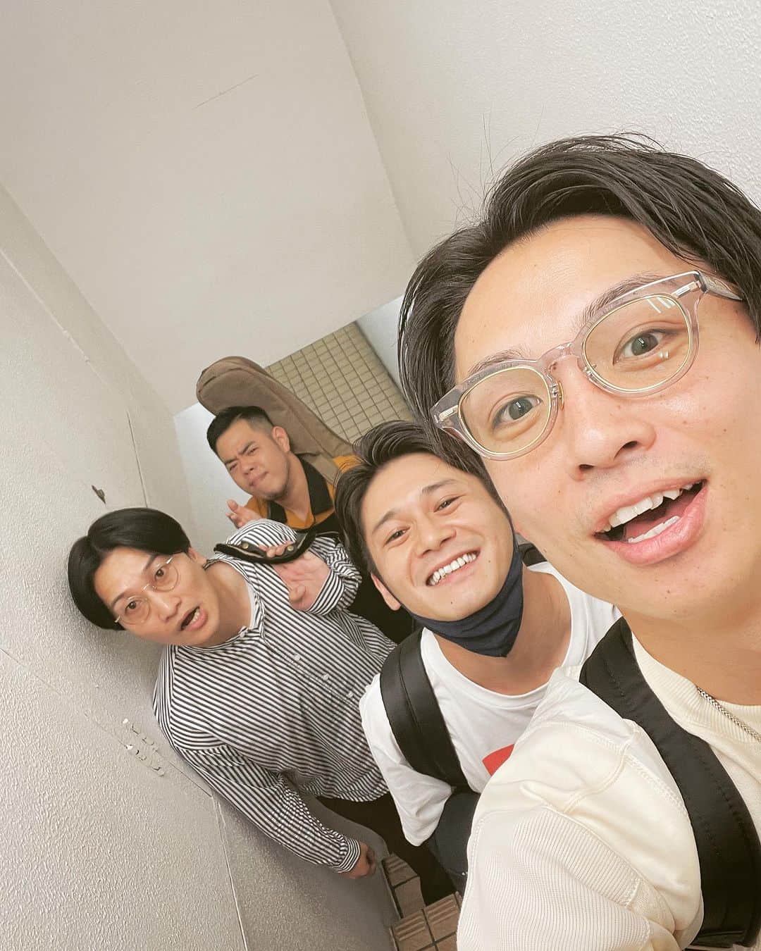 河井ゆずるのインスタグラム：「昨日はルミネで独身ブラザーズというイベントがありました。配信もございますのでもしよろしければ☺️  男性のお客さんも居てたり、ご家族で観に来て下さった方も居てて嬉しかったです。小学生の子達にはどう見えてたかだけが少し心配です笑  このお盆も皆さん是非劇場へお越し下さい！！」