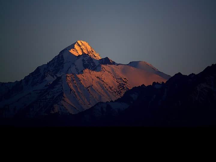 Ken Harakumaさんのインスタグラム写真 - (Ken HarakumaInstagram)「ラダック無事到着‼️ 気分爽快、天気最高、美味しい食事に快適コテージにヒマラヤ山脈Stok Kangri (6,153 metres (20,187 ft))の景色も目の前で絶景❣️  Stok Kangriは、インド北部のラダック地方にあるヒマラヤ山脈を越えたZazkarMountainsのStokRangeで最も高い山です。頂上は、ストク村の登山口から南西に12 km、ラダックの首都レー市から南西に約15kmのヘミス国立公園にあります。  レー空港では日本とのオンラインヨガも繋がりました❤️❤️❤️ @international_yoga_center  @essenceatladakh  #ラダック  #アシュタンガヨガ」8月10日 23時18分 - kenharakuma