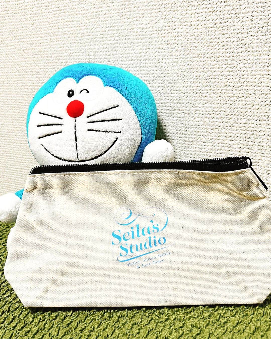 嶺恵斗さんのインスタグラム写真 - (嶺恵斗Instagram)「再会① ⁡ 私が星組時代に公私共に 大変大変お世話になった せいら(莉理せいら)さんの バレエスタジオ♪ @seilasstudio_jiyugaoka   先月10周年のコンサートが あったのに伺えず（涙） やっとスタジオに娘と♡ ⁡ 娘がスタジオで走りまくる中 せいらさんといつもの如く 喋りまくり 気がつけば、写真撮るの忘れて 帰ってきました💦 撮ったのは何故か入口のみ笑 (二人の写真は以前あった時の をアップに笑) ⁡ それにしても10年て凄い！ 尊敬しかないです✨ せいらさんの元気エネルギーが 満ち溢れたスタジオ！ 遅ればせながら10周年 おめでとうございます㊗️ ⁡これからも応援しています！  #セーラーズスタジオ  #宝塚og #莉理せいらさん  #バレエ教室 #東京#自由が丘  #10周年 #おめでとうございます  #可愛いポーチ#嬉しい #tokyo #jiyugaoka #seilasstudio  #ballet」8月10日 23時25分 - etsuko__7