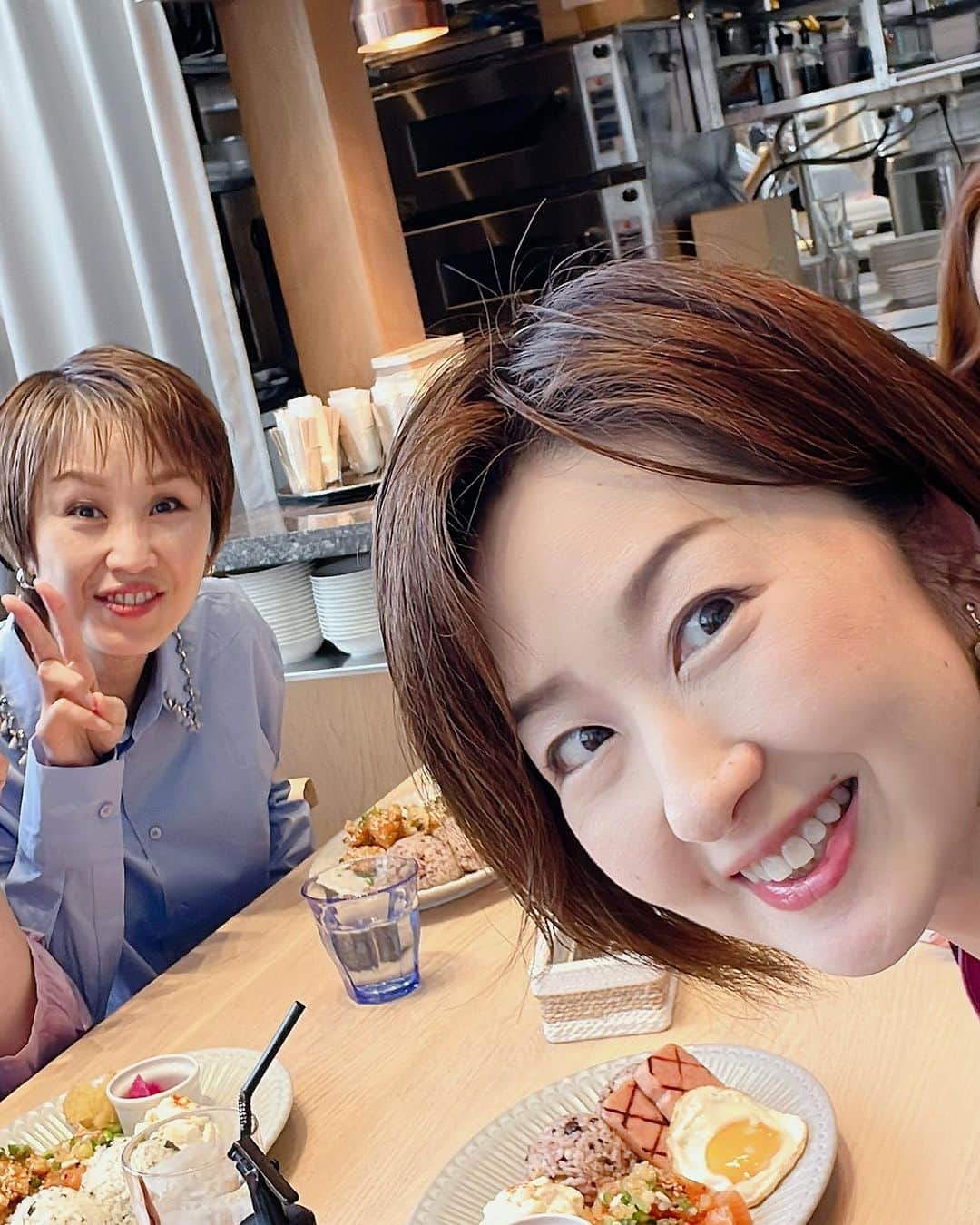 嶺恵斗さんのインスタグラム写真 - (嶺恵斗Instagram)「再会① ⁡ 私が星組時代に公私共に 大変大変お世話になった せいら(莉理せいら)さんの バレエスタジオ♪ @seilasstudio_jiyugaoka   先月10周年のコンサートが あったのに伺えず（涙） やっとスタジオに娘と♡ ⁡ 娘がスタジオで走りまくる中 せいらさんといつもの如く 喋りまくり 気がつけば、写真撮るの忘れて 帰ってきました💦 撮ったのは何故か入口のみ笑 (二人の写真は以前あった時の をアップに笑) ⁡ それにしても10年て凄い！ 尊敬しかないです✨ せいらさんの元気エネルギーが 満ち溢れたスタジオ！ 遅ればせながら10周年 おめでとうございます㊗️ ⁡これからも応援しています！  #セーラーズスタジオ  #宝塚og #莉理せいらさん  #バレエ教室 #東京#自由が丘  #10周年 #おめでとうございます  #可愛いポーチ#嬉しい #tokyo #jiyugaoka #seilasstudio  #ballet」8月10日 23時25分 - etsuko__7