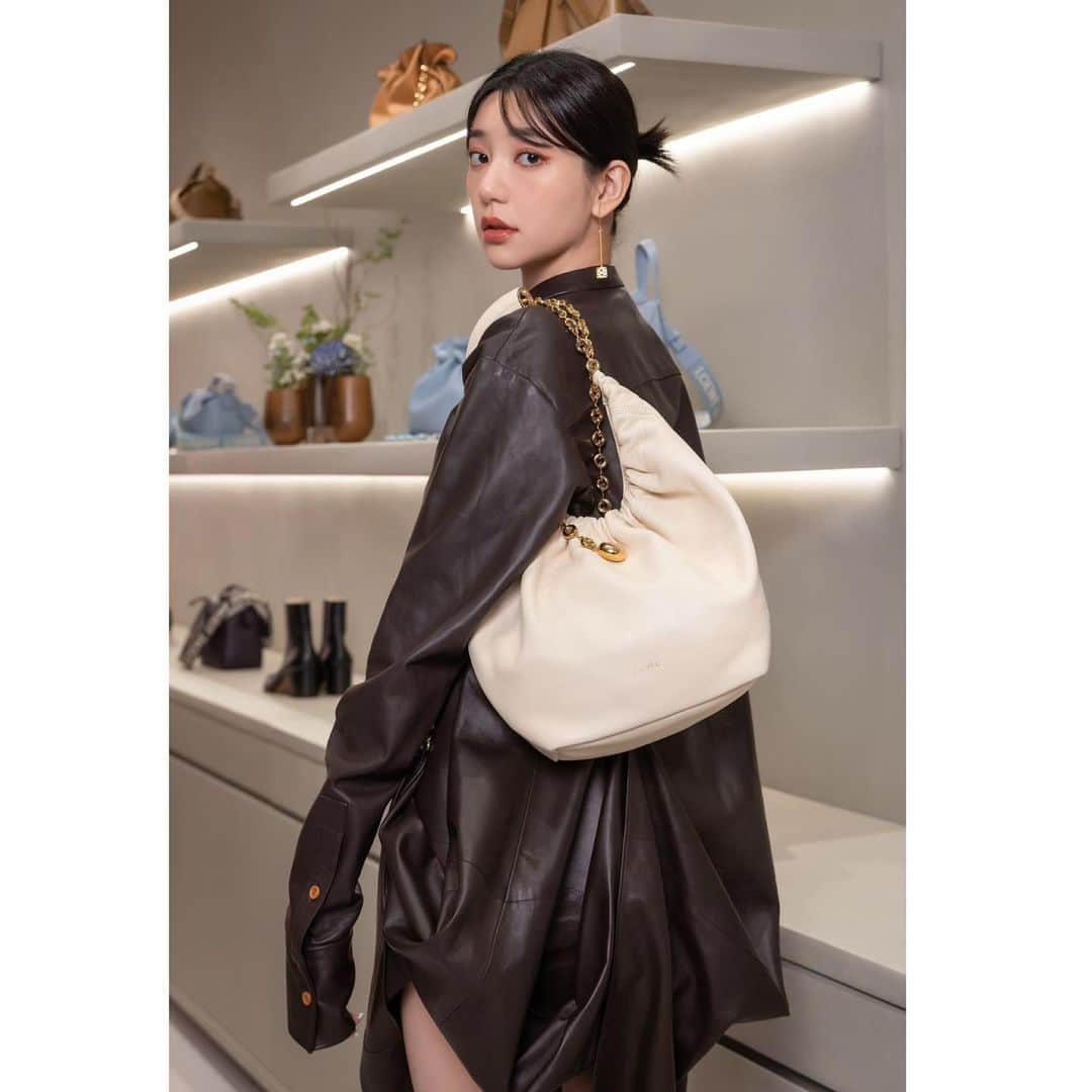 パフ・クオのインスタグラム：「LOEWE 🌟台中新光三越  女裝專門店於 8月1日全面改裝  重新開幕🛍️  . . .  ✨ @LOEWE #LOEWE #LOEWETaichung #LOEWEFW23」