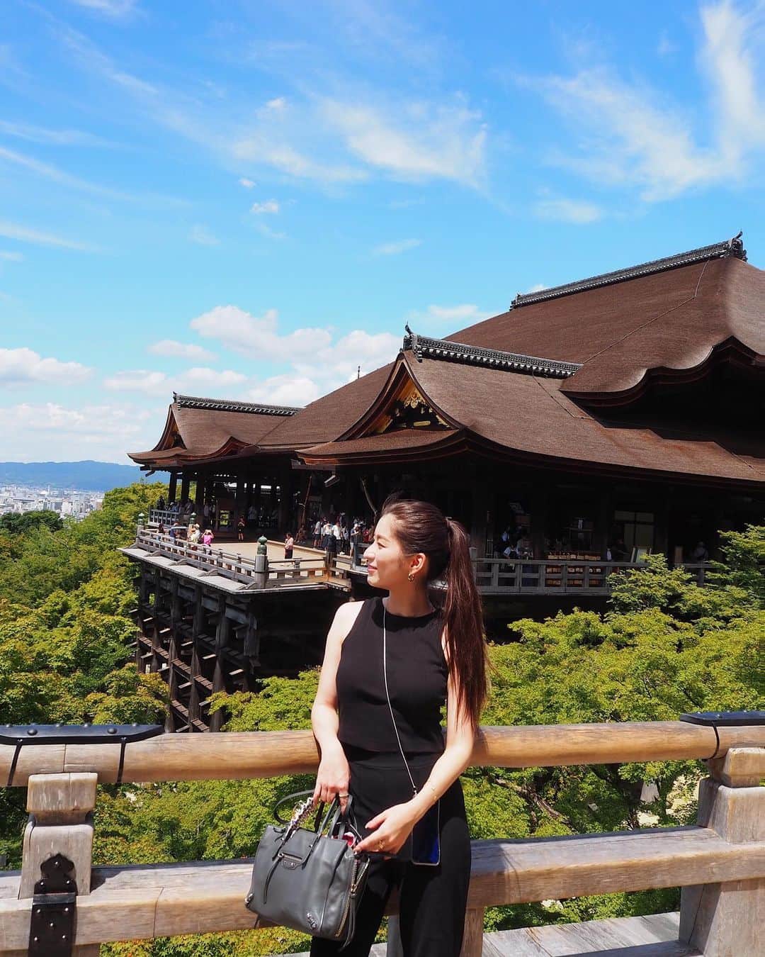 神崎裕女のインスタグラム：「何年ぶりかに京都行った時の⛩✨  晴れ女すぎて超晴天☀️ おまけに、キレイな虹まで見れましたっ🥹🌈  #清水寺 #京都 #京都観光 #時差スタグラム #過去pic #無加工 #晴天 #夏 #夏の思い出 #ポニーテール #関西 #旅行 #お出かけ #京都旅行 #ブラックコーデ #虹 #旅 #アメスリタンク #横顔 #自然 #緑 #景色」