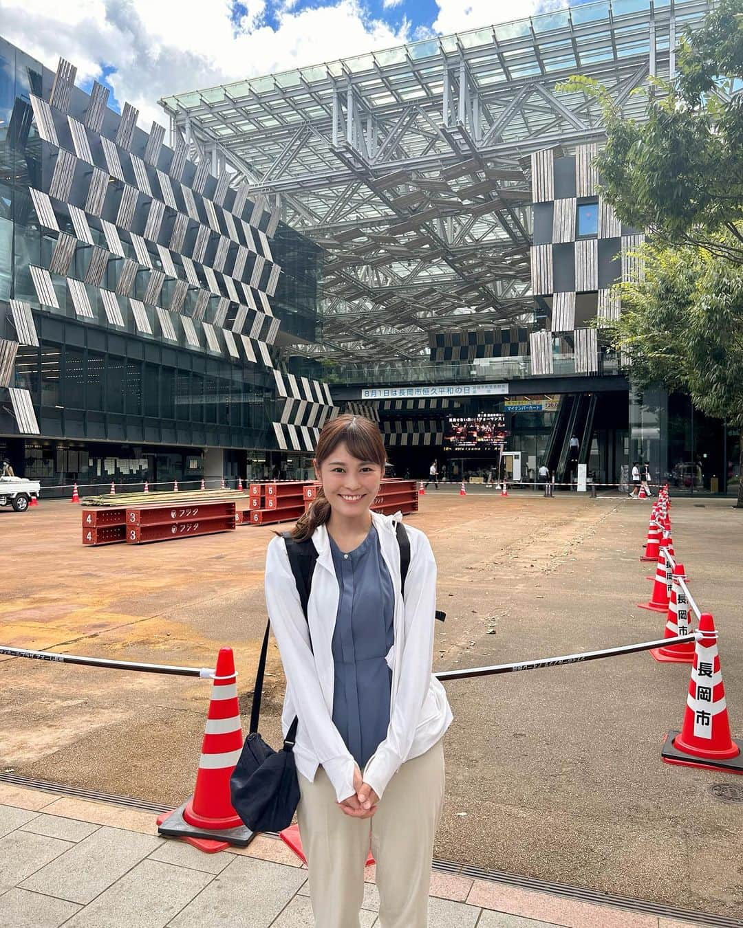 関根苑子さんのインスタグラム写真 - (関根苑子Instagram)「連日、危険な暑さですね🥲😭  この時期の取材は、 暑さと、紫外線との闘いです🌞💦 2〜3時間外にいる時は 帽子・UVカットパーカー・ 冷感タオル・冷感スプレー・塩タブレットの力を借りて 何とか乗り切っています！ リュックには、 日焼け止めのストック、日傘、冷感シート などをたっぷり詰めて…🌻 1泊出来そうな荷物量です😂  あすも、中越エリアにお邪魔します🍉 あすのゆうなびは、 いつもより30分早く、17:45〜の 放送です！是非ご覧ください❣️ . #bsnニュースゆうなび #BSN#ゆうなび #新潟　#長岡市　#アナウンサー#キャスター#関根苑子#関根の取材めも」8月10日 23時27分 - sonoko_sekine_bsn