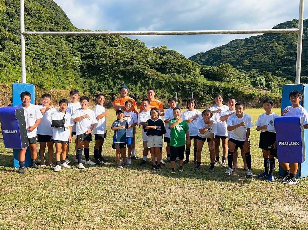 立川理道さんのインスタグラム写真 - (立川理道Instagram)「R5/08/05 【長崎島原日帰り遠征】その②  クボタスピアーズ　キャプテンの立川理道選手と加藤一希選手が島原に来られ、ファランクスも島原RSにお誘い頂き、ラグビークリニック🏉に参加。 FW→加藤選手 BK→立川選手 が指導された後、写真撮影やサインをいただきました❣️  一緒に来ていた小学生ラガーズ🏉もサインをもらえて嬉しい思い出が出来ました。 身体に書いてもらった弟　小４盛り上げ宴会部長Rくん… サインは消えても、思い出は消えないね‼️  今回、招待して頂いた島原RSさん。ありがとうございました🙏お世話になりました。 次回の１泊合宿もよろしくお願いします。  立川選手、加藤選手　おっきかったです🏉応援しています📣  #くまもと県南ジュニアラグビークラブ #島原RS #クボタスピアーズ #立川理道 #加藤一希 #島原遠征楽しかった」8月10日 23時28分 - harumichi1202