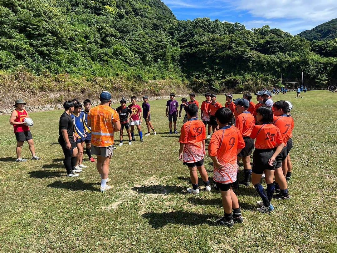 立川理道さんのインスタグラム写真 - (立川理道Instagram)「R5/08/05 【長崎島原日帰り遠征】その②  クボタスピアーズ　キャプテンの立川理道選手と加藤一希選手が島原に来られ、ファランクスも島原RSにお誘い頂き、ラグビークリニック🏉に参加。 FW→加藤選手 BK→立川選手 が指導された後、写真撮影やサインをいただきました❣️  一緒に来ていた小学生ラガーズ🏉もサインをもらえて嬉しい思い出が出来ました。 身体に書いてもらった弟　小４盛り上げ宴会部長Rくん… サインは消えても、思い出は消えないね‼️  今回、招待して頂いた島原RSさん。ありがとうございました🙏お世話になりました。 次回の１泊合宿もよろしくお願いします。  立川選手、加藤選手　おっきかったです🏉応援しています📣  #くまもと県南ジュニアラグビークラブ #島原RS #クボタスピアーズ #立川理道 #加藤一希 #島原遠征楽しかった」8月10日 23時28分 - harumichi1202