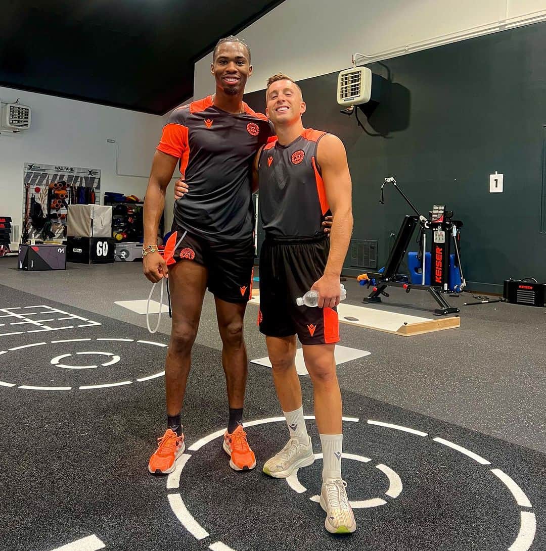 ジェラール・デウロフェウのインスタグラム：「Due infortuni difficili ma anche due grandi tigri.  Non potremo aiutare la squadra dal campo all'inizio della stagione domani, ma vi assicuriamo che dall'esterno vi aiuteremo e daremo tutta la forza e l'amore per vincere ogni partita.  Lottiamo ogni giorno e continueremo a lottare finché sarà necessario per tornare nel momento migliore 💪🏼🐅   Forza Udinese! ⚪️⚫️  -  Dos duras lesiones pero también dos grandes tigres.  No podremos ayudar desde el césped en el inicio de la temporada del equipo mañana pero os aseguramos que desde fuera ayudaremos y daremos todo la fuerza y el cariño para poder ganar cada partido.  Luchamos cada día y seguiremos luchando lo que haga falta para volver en el mejor momento 💪🏼🐅   Forza Udinese! ⚪️⚫️」