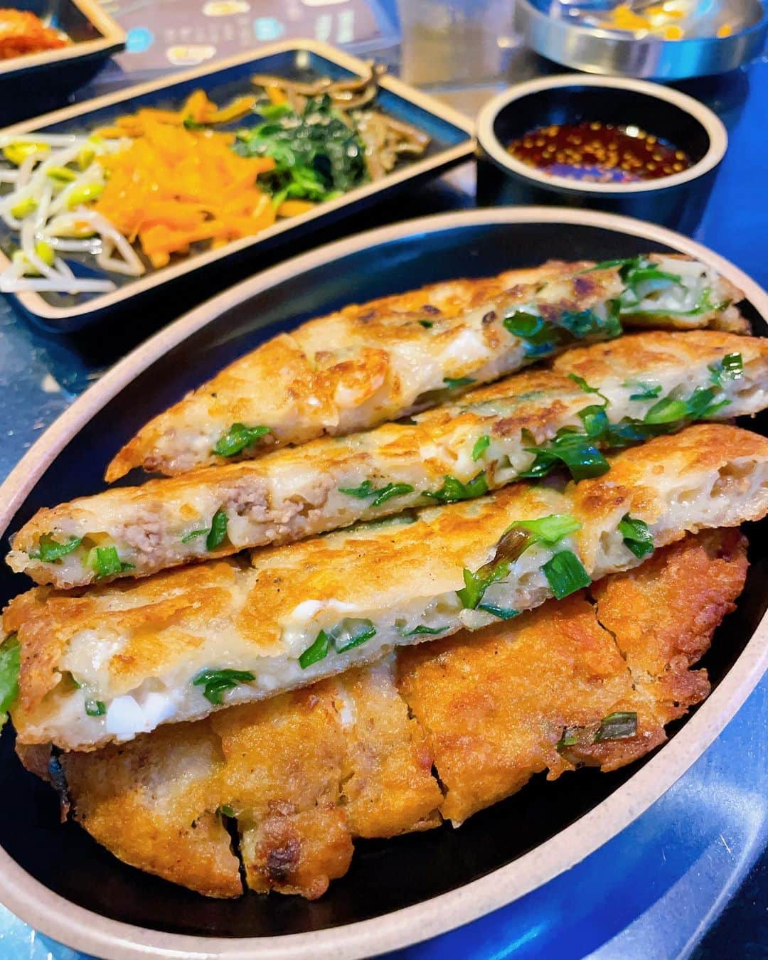 ゆうなさんのインスタグラム写真 - (ゆうなInstagram)「コスパ最強で美味しすぎる韓国料理行ってきた🧡最強すぎて😳❕ サムギョプサル🐷やめようと思ってたけど美味しすぎて〆のキムチチャーハンとラーメンも食べちゃった🤪 チャーハンハートで可愛かった🧡 リピ確(　☉д⊙)🧡 、 、 、  #あぷろ  #韓国料理あぷろ  #あぷろ四ツ橋南船場店 #韓国料理 #サムギョプサル #美味しい #大阪 #大阪グルメ #休日 #OL #fashion #followforfollowback  #osakafood  #ootd」8月10日 23時34分 - yuna121.1995