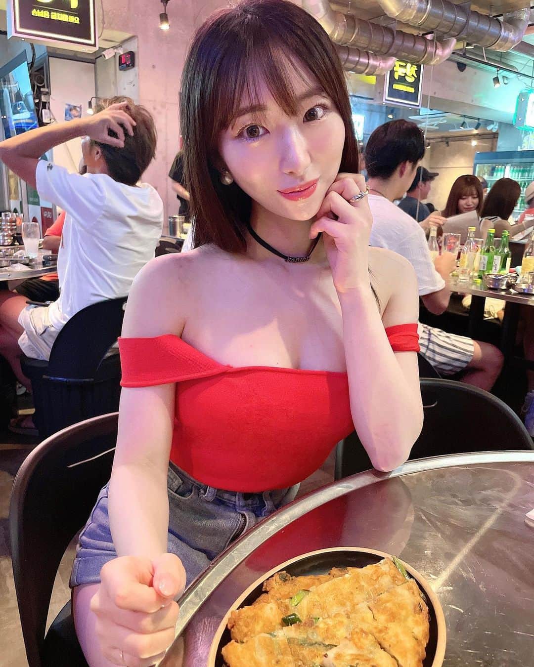 ゆうなさんのインスタグラム写真 - (ゆうなInstagram)「コスパ最強で美味しすぎる韓国料理行ってきた🧡最強すぎて😳❕ サムギョプサル🐷やめようと思ってたけど美味しすぎて〆のキムチチャーハンとラーメンも食べちゃった🤪 チャーハンハートで可愛かった🧡 リピ確(　☉д⊙)🧡 、 、 、  #あぷろ  #韓国料理あぷろ  #あぷろ四ツ橋南船場店 #韓国料理 #サムギョプサル #美味しい #大阪 #大阪グルメ #休日 #OL #fashion #followforfollowback  #osakafood  #ootd」8月10日 23時34分 - yuna121.1995
