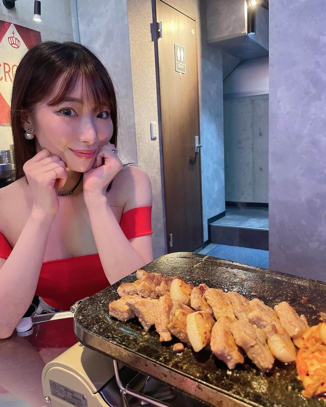 ゆうなさんのインスタグラム写真 - (ゆうなInstagram)「コスパ最強で美味しすぎる韓国料理行ってきた🧡最強すぎて😳❕ サムギョプサル🐷やめようと思ってたけど美味しすぎて〆のキムチチャーハンとラーメンも食べちゃった🤪 チャーハンハートで可愛かった🧡 リピ確(　☉д⊙)🧡 、 、 、  #あぷろ  #韓国料理あぷろ  #あぷろ四ツ橋南船場店 #韓国料理 #サムギョプサル #美味しい #大阪 #大阪グルメ #休日 #OL #fashion #followforfollowback  #osakafood  #ootd」8月10日 23時34分 - yuna121.1995