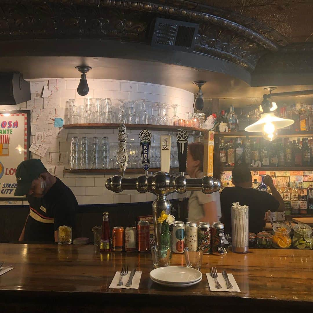 岡田育さんのインスタグラム写真 - (岡田育Instagram)「Repeatedly, addictively 🍻 @rubirosa_nyc  @westvillenyc  @upstatenyc  @kame.nyc  @twelve.percent.beer.project  @orionbeer_info #orionbeer  . 同じピザ屋2回続けて来ている僕らこれは恋さ。←高橋徹也そんな歌歌わない。普段はNYの地ビール中心に飲んでるけど盛夏ばかりはオリオンビール一択ですな！気候に合いすぎる。」8月10日 23時43分 - okadaic