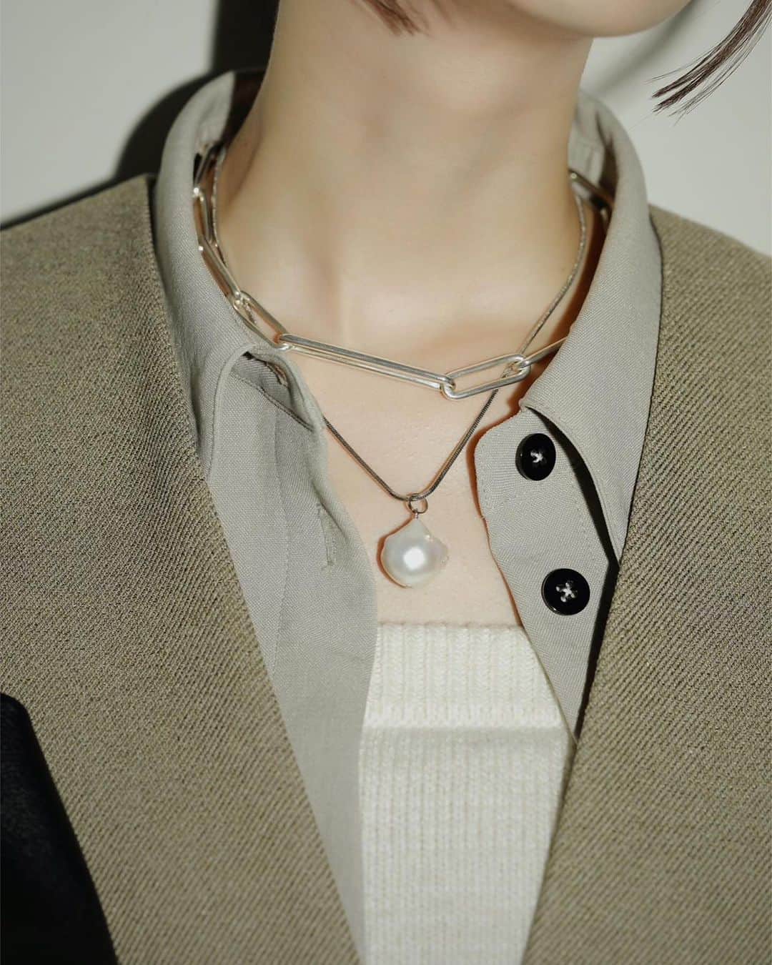 佐藤涼実のインスタグラム：「🪩 baroquepearl neckless/silver 3stone pierce,1stone pierce/tiger'seye,onyx   @louren__official #louren_2023fw」