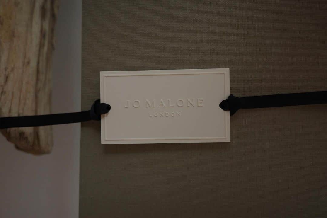 佐藤涼実さんのインスタグラム写真 - (佐藤涼実Instagram)「@jomalonelondon 上質な香りに包まれたライフスタイルを提案する ジョー マローン ロンドンが今年で日本上陸15周年  店舗/公式オンラインにて 16,500円(税込)以上購入すると 先着で日本限定オリジナルデザインの フレッシュナーがもらえるキャンペーンを開催中  コロンの香りをフレッシュナーに吹きかけて お気に入りの場所や玄関先に飾ったり クローゼットへ忍ばせたり...  私は大好きなお洋服でいっぱいの ウォークインクローゼットに忍ばせたい♡ #ジョーマローンロンドン #pr」8月10日 23時48分 - suzumi_sato