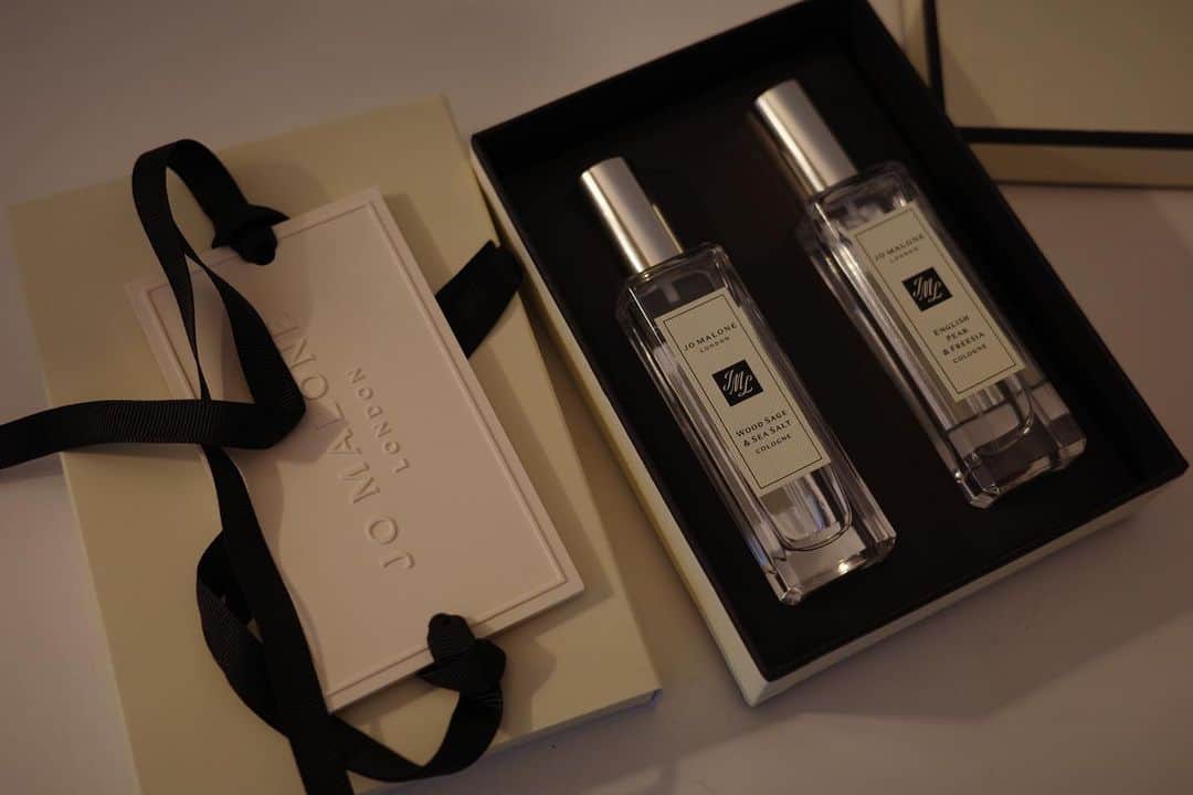 佐藤涼実さんのインスタグラム写真 - (佐藤涼実Instagram)「@jomalonelondon 上質な香りに包まれたライフスタイルを提案する ジョー マローン ロンドンが今年で日本上陸15周年  店舗/公式オンラインにて 16,500円(税込)以上購入すると 先着で日本限定オリジナルデザインの フレッシュナーがもらえるキャンペーンを開催中  コロンの香りをフレッシュナーに吹きかけて お気に入りの場所や玄関先に飾ったり クローゼットへ忍ばせたり...  私は大好きなお洋服でいっぱいの ウォークインクローゼットに忍ばせたい♡ #ジョーマローンロンドン #pr」8月10日 23時48分 - suzumi_sato
