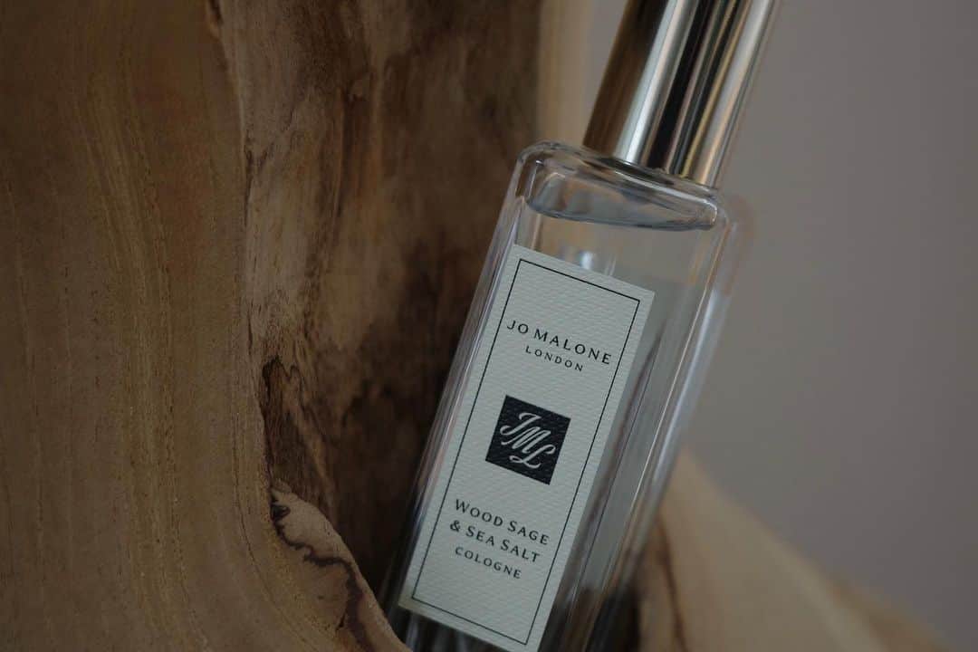 佐藤涼実さんのインスタグラム写真 - (佐藤涼実Instagram)「@jomalonelondon 上質な香りに包まれたライフスタイルを提案する ジョー マローン ロンドンが今年で日本上陸15周年  店舗/公式オンラインにて 16,500円(税込)以上購入すると 先着で日本限定オリジナルデザインの フレッシュナーがもらえるキャンペーンを開催中  コロンの香りをフレッシュナーに吹きかけて お気に入りの場所や玄関先に飾ったり クローゼットへ忍ばせたり...  私は大好きなお洋服でいっぱいの ウォークインクローゼットに忍ばせたい♡ #ジョーマローンロンドン #pr」8月10日 23時48分 - suzumi_sato