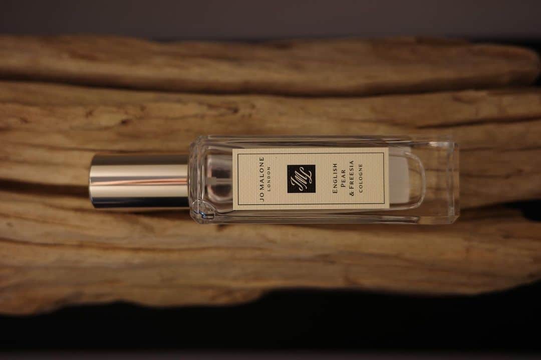 佐藤涼実のインスタグラム：「@jomalonelondon 上質な香りに包まれたライフスタイルを提案する ジョー マローン ロンドンが今年で日本上陸15周年  店舗/公式オンラインにて 16,500円(税込)以上購入すると 先着で日本限定オリジナルデザインの フレッシュナーがもらえるキャンペーンを開催中  コロンの香りをフレッシュナーに吹きかけて お気に入りの場所や玄関先に飾ったり クローゼットへ忍ばせたり...  私は大好きなお洋服でいっぱいの ウォークインクローゼットに忍ばせたい♡ #ジョーマローンロンドン #pr」