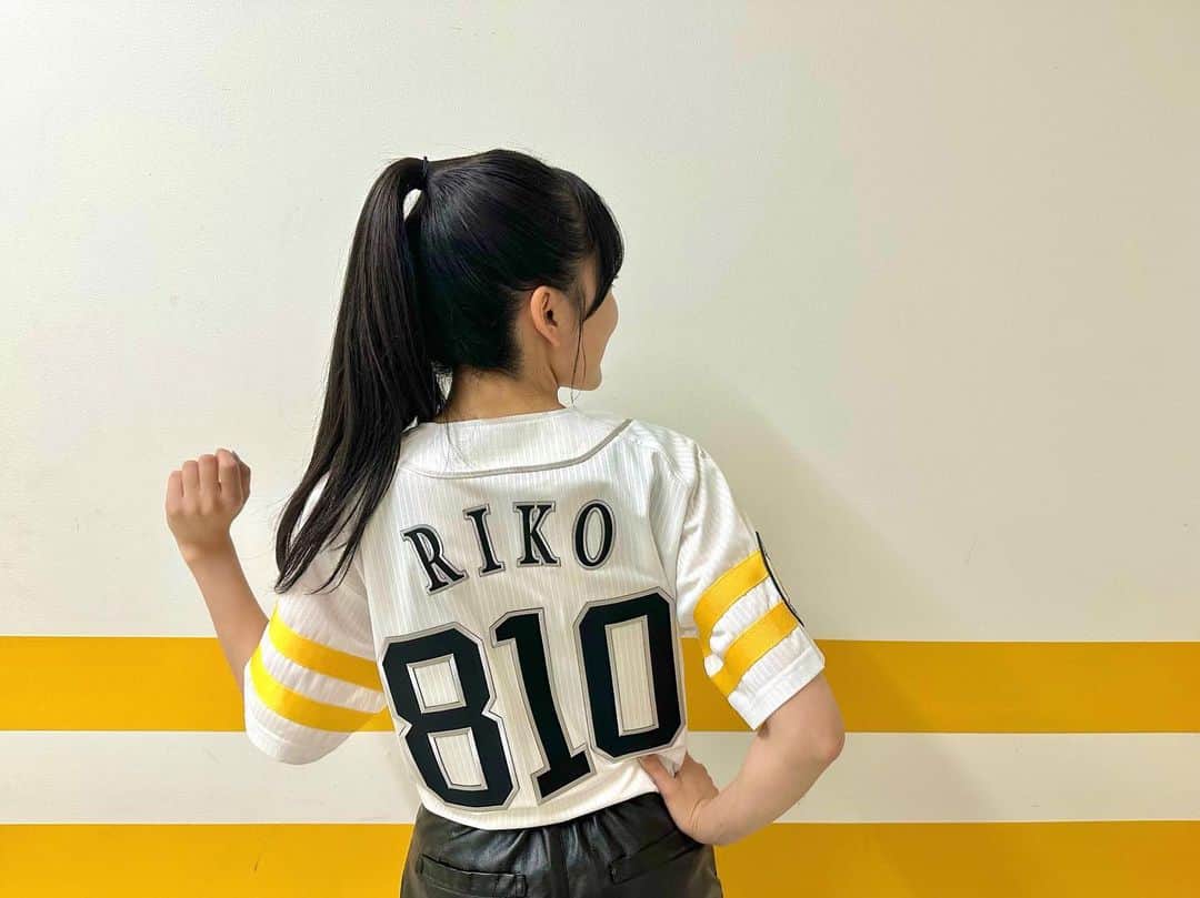 上田理子のインスタグラム：「#福岡ソフトバンクホークス   ハニーズさんとのコラボパフォーマンスありがとうございました🤍  選手の皆様、ドームにいる全ての皆様の熱気と輝きに圧倒されました⚾️！鷹！鷹！鷹！」