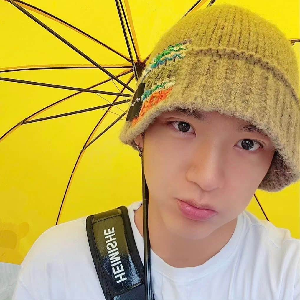 ジェヒョンさんのインスタグラム写真 - (ジェヒョンInstagram)「비☔️ . . . #엔플라잉 #NFlying #김재현 #밖에 #비온다 #쭈름쭈름 #비 #조심하시구 #감기 #조심하세요」8月10日 23時58分 - _.kimjaehyun._