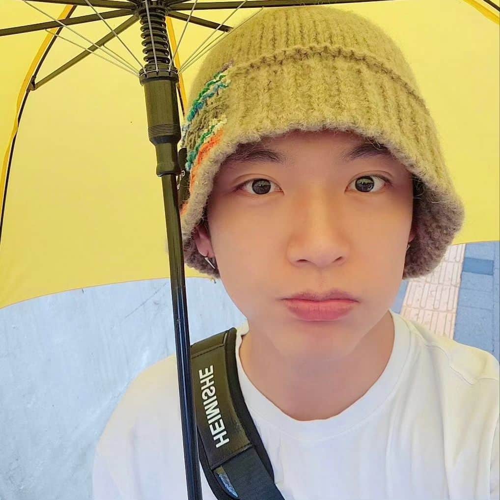 ジェヒョンさんのインスタグラム写真 - (ジェヒョンInstagram)「비☔️ . . . #엔플라잉 #NFlying #김재현 #밖에 #비온다 #쭈름쭈름 #비 #조심하시구 #감기 #조심하세요」8月10日 23時58分 - _.kimjaehyun._