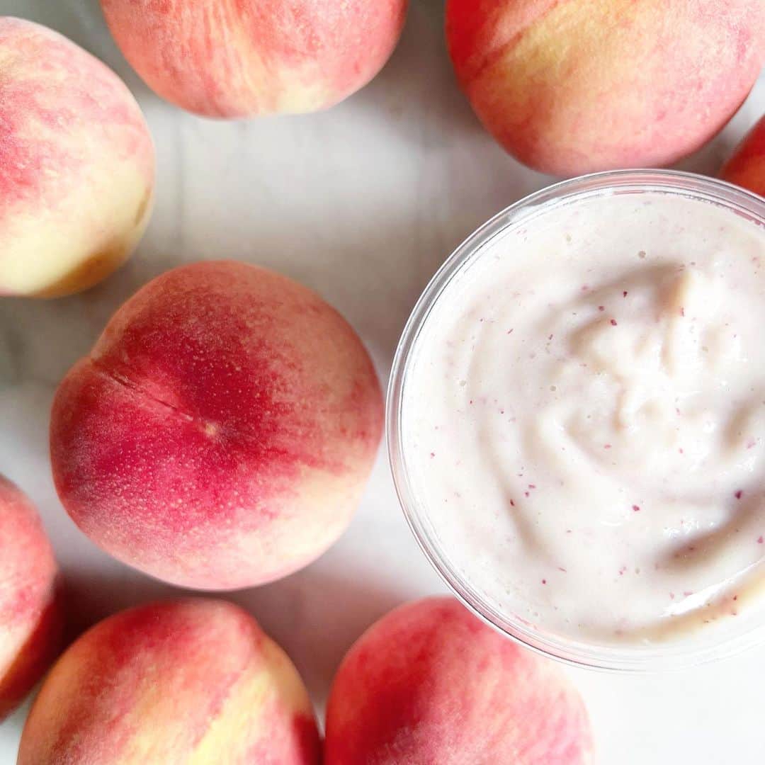 Rachien Smoothieのインスタグラム：「. . 10年目のPeach Girlは今年もやっぱり大人気です。  贅沢に丸ごと桃を使用しています。  人気で素材が追いつかないため、明日8/11(祝)はPeach Girlは20杯弱のご用意で終了です。フローズンスムージーもございます。  予定ではまた明日、桃が届くので仕込みをして、土曜日から今シーズンあと50杯ぐらいかな。もう少しできたら追加で販売したいと思います。  みんな大好きハイサイも、去年遂に大ブレイクした巨峰も待っているので、お楽しみに🤝✨  ※祝日は11:00 openです。」