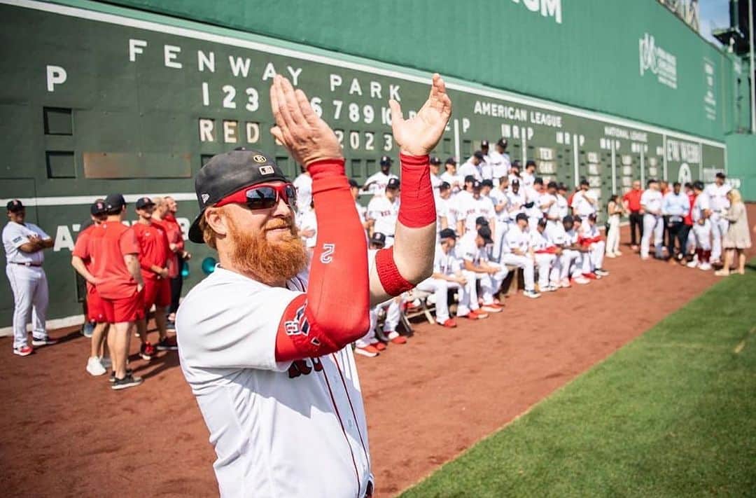ジャスティン・ターナーのインスタグラム：「When you bet $20 that @kenleyjansen74 will be the last one out for @redsox photo day and he comes through!!!  📸😎」